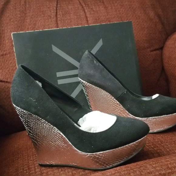 KARDASHIAN COLLECTION WEDGIES SIZE 8 MEDIUM - Picture 2 of 5